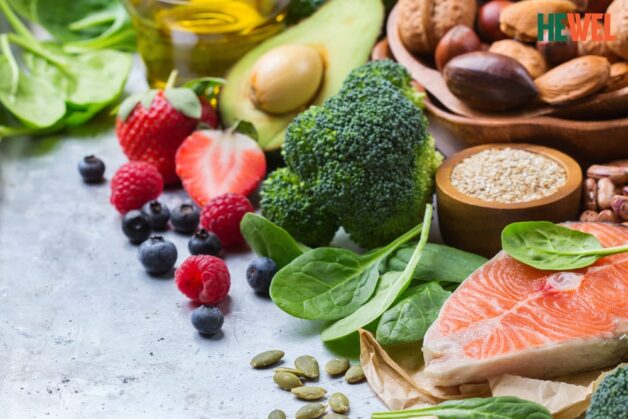 Người bị gan nhiễm mỡ nên tăng cường ăn rau xanh, quả mọng, ngũ cốc nguyên hạt