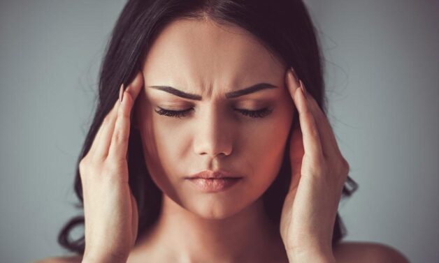 Bệnh nhân hắc võng mạc trung tâm thanh dịch có thể bị nhức đầu.