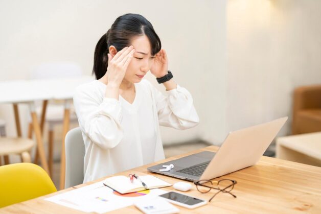 Đặc thù công việc phải ngồi nhiều, làm việc với máy tính liên tục khiến dân văn phòng dễ bị thiếu máu lên não