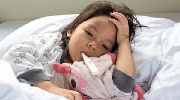 Các dấu hiệu trẻ bị cảm lạnh bố mẹ đưa đi khám bác sĩ ngay