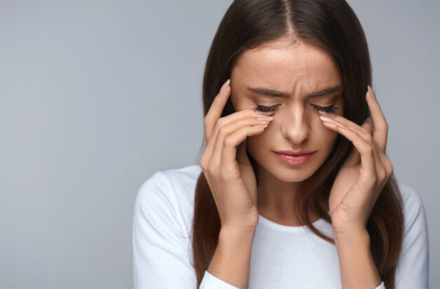 Bệnh còn tác động lên mắt khiến mí mắt sập, không thể khép lại