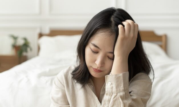 Mất ngủ gây mệt mỏi và ức chế, không đảm bảo được công việc