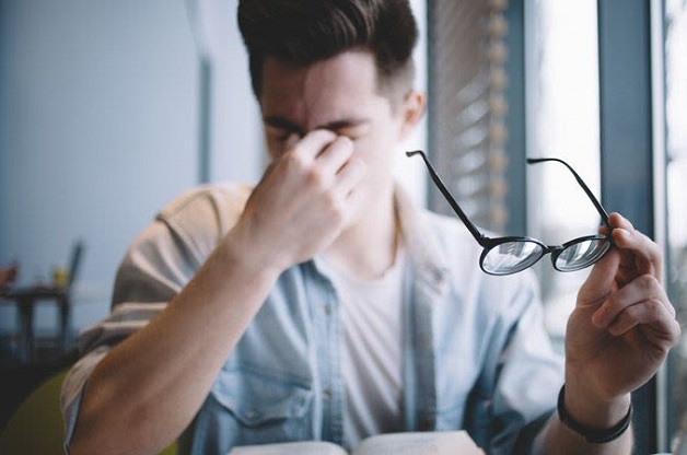 Sự tiếp xúc liên tục với ánh sáng mạnh hoặc căng thẳng mắt có thể gây ra đau đầu.