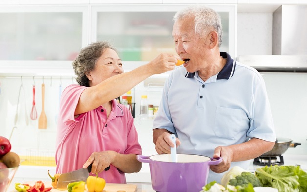 Bệnh Alzheimer và cách chăm sóc: khuyến khích người bệnh tự lập