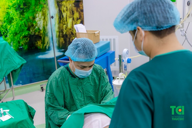Bác sĩ tại Thu Cúc TCI đang gây tê cho sản phụ