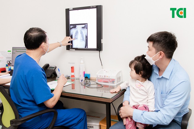 kiểm tra sức khỏe cho bé