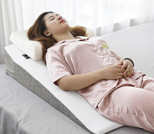 Nâng gối khi ngủ giúp giảm trào ngược dạ dày