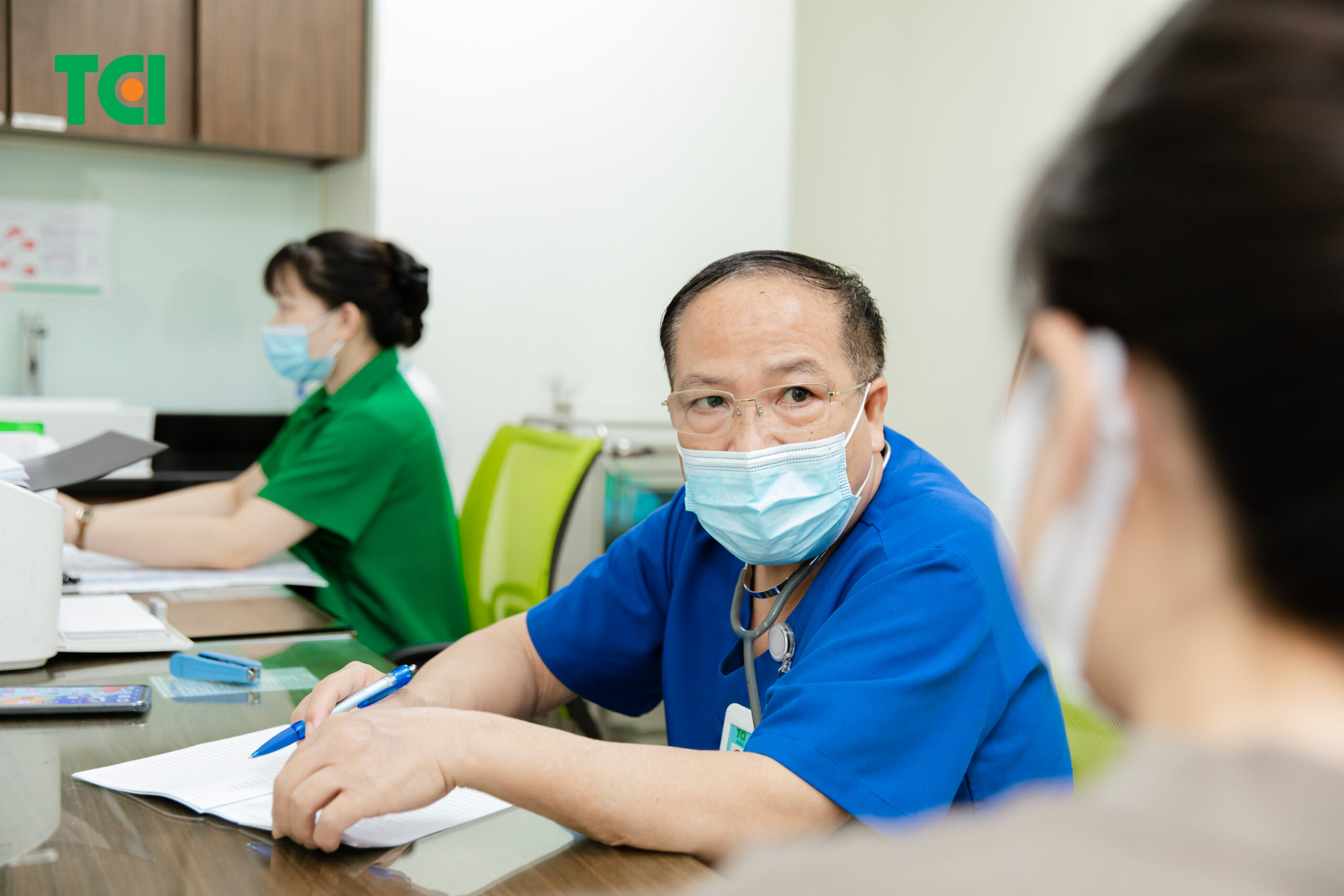 Chị em nên đến gặp bác sĩ chuyên khoa để được kiểm tra, chẩn đoán và tư vấn điều trị