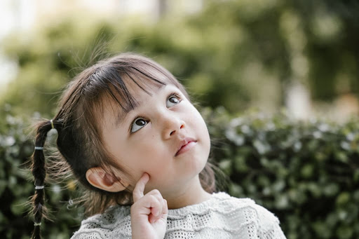 Dấu hiệu bé bị lác mắt là gì?