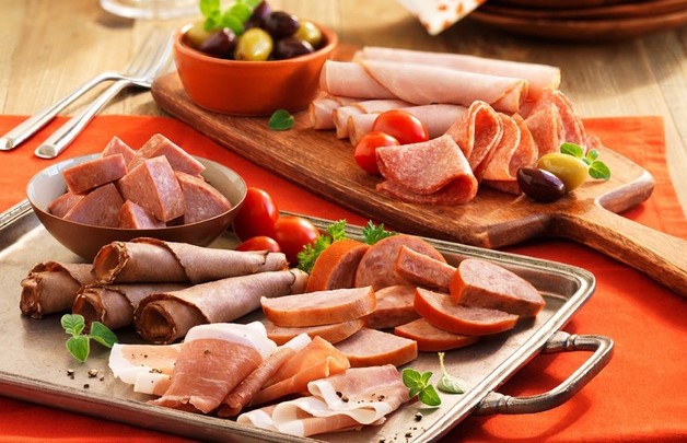 Sử dụng nhiều thịt xông khói, đồ đóng hộp rất nguy hiểm cho xương khớp và cả sức khỏe
