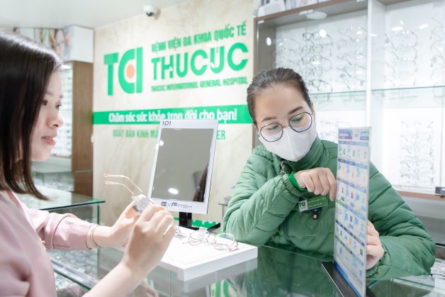 Thu Cúc TCI triển khai quầy kính mắt với đa dạng tròng kính, gọng kính cho bạn lựa chọn