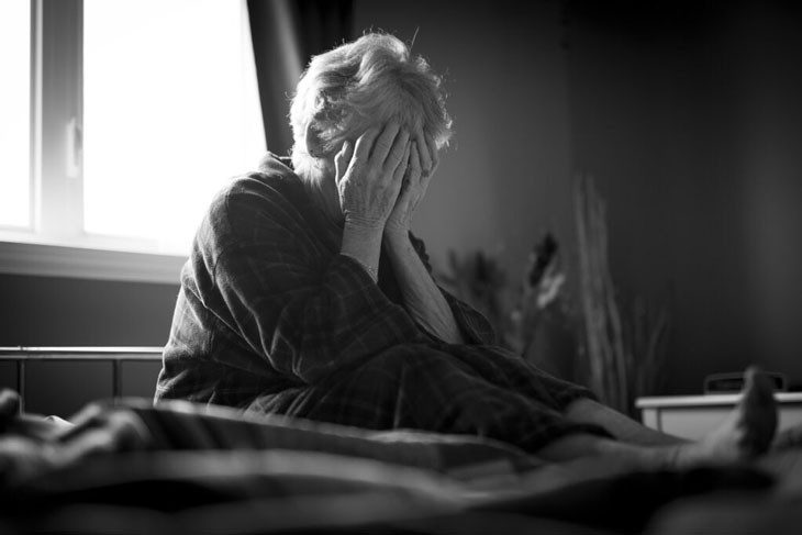 Trăn trở, lo lắng, sợ hãi khiến người già mất ngủ