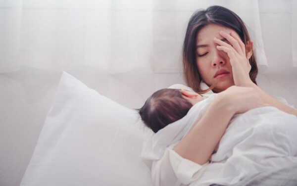 Bệnh mắt kém sau khi mẹ sinh bé là gì?