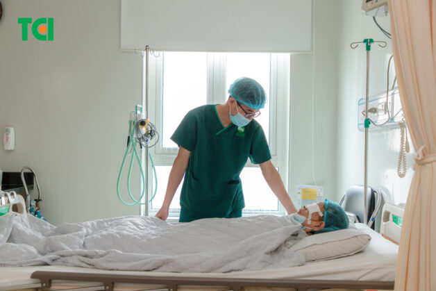 Sụp mí được điều trị bằng các phẫu thuật nâng mí sụp.