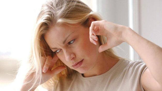 Trào ngược dạ dày gây ù tai là triệu chứng vô cùng khó chịu