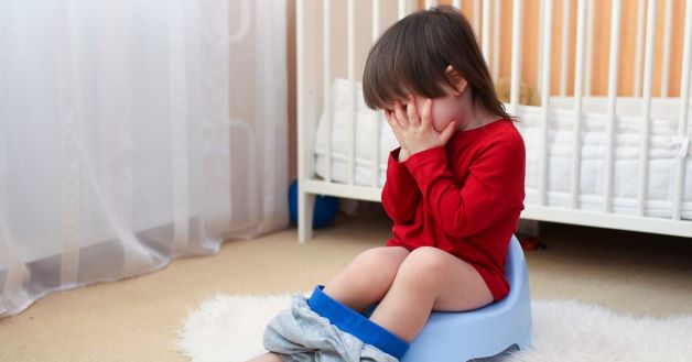 Trẻ bị táo bón do nhiều nguyên nhân