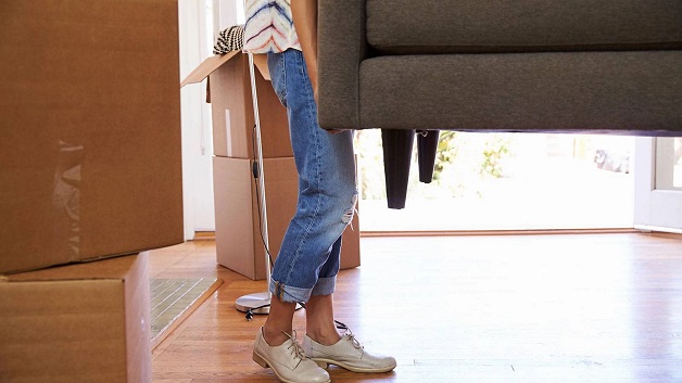 Mẹ sau sinh không nên hoạt động gắng sức hay khuân vác nặng để tránh làm ảnh hưởng đến sức khỏe