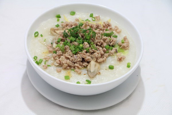 Thực đơn cho bà mẹ đẻ mổ nên sử dụng thức ăn loãng, dễ tiêu hóa