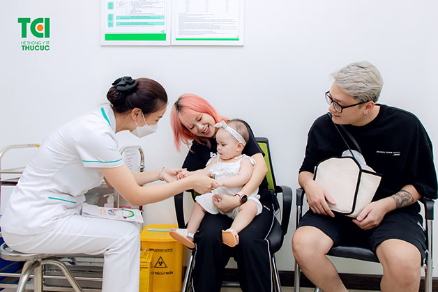 Bố mẹ cho con đến Thu Cúc TCI tiêm chủng phòng viêm phổi