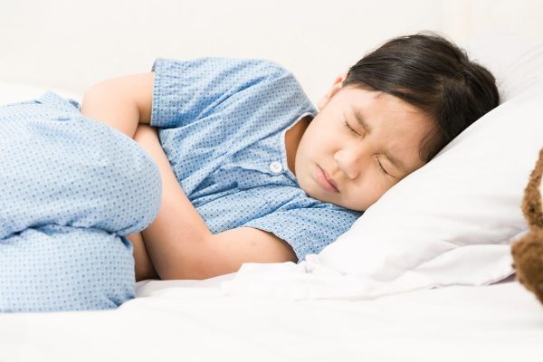 Trẻ bị tiêu chảy cấp thường đi ngoài phân lỏng, đau bụng, mệt mỏi…