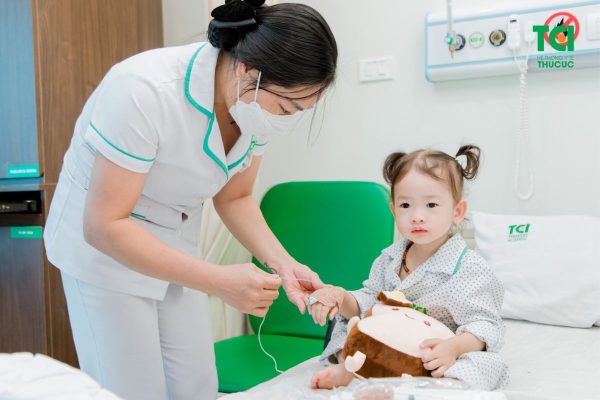 Điều trị tiêu chảy cấp cho trẻ có thể sử dụng thuốc hoặc bù nước theo chỉ định của bác sĩ