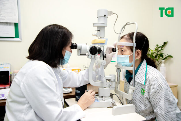 Dùng đèn khe để xác định viêm giác mạc.