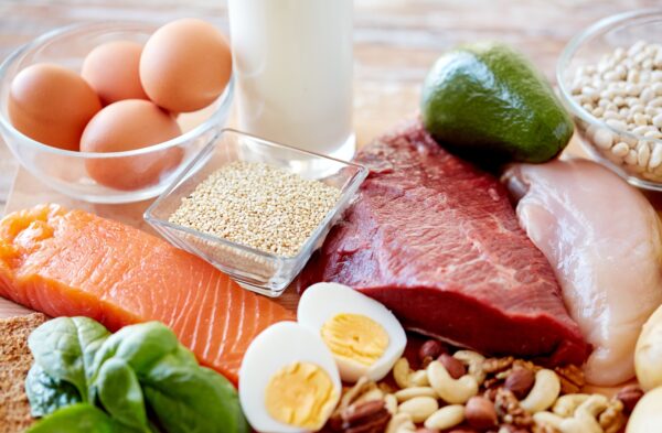 Bé viêm phổi cần được ăn uống đủ dinh dưỡng để mau khỏi bệnh