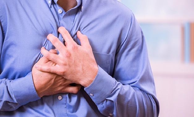 Bệnh nhân có van động mạch chủ hẹp có thể bị đau tức ngực, khó thở
