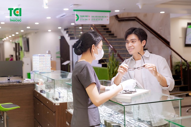 Quầy kính mắt TCI cung cấp tròng kính chống chói chất lượng nhất đến tay người tiêu dùng