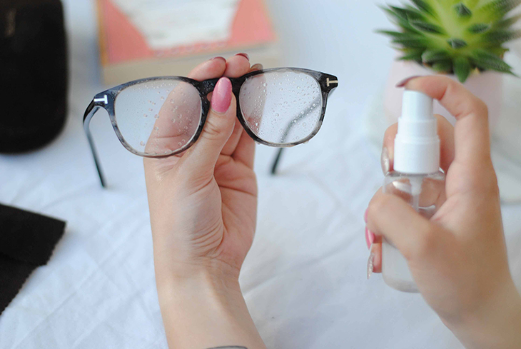 Tránh vệ sinh kính bằng những chất có tính tẩy rửa mạnh
