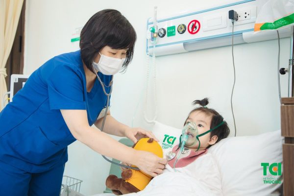 Điều trị viêm phế quản cho trẻ bằng việc tiêm truyền hoặc sử dụng máy thở theo chỉ định của bác sĩ