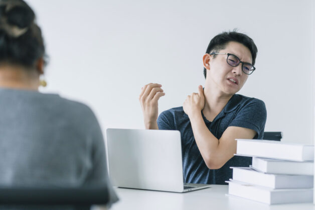 Triệu chứng đau nhẹ ở vùng cổ, lưng hoặc vai gáy, cổ và chân tay