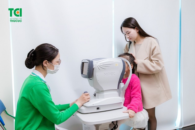 bé bị lác mắt
