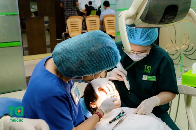 bọc răng sứ bị chảy máu