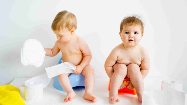 Táo bón là tình trạng được xác định ở trẻ nếu trẻ đi ngoài ít hơn 3 lần một tuần.