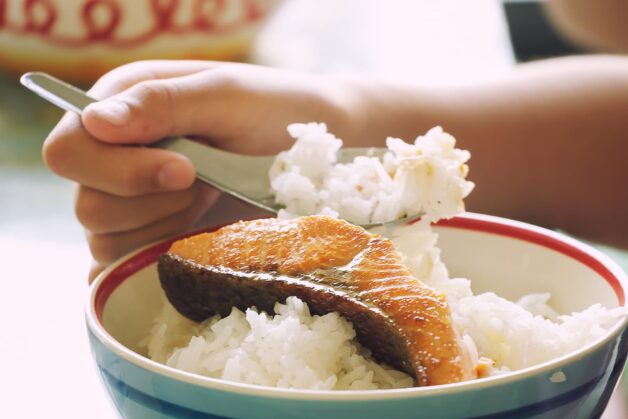 Cách gỡ hóc xương cá