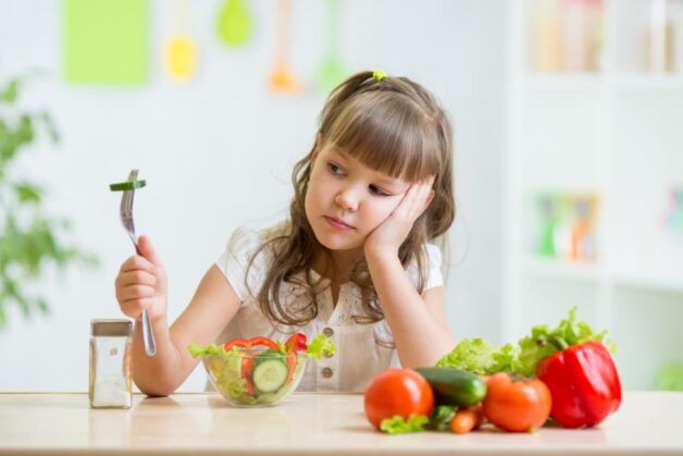 Biếng ăn là một trong những dấu hiệu nhận biết của táo bón.