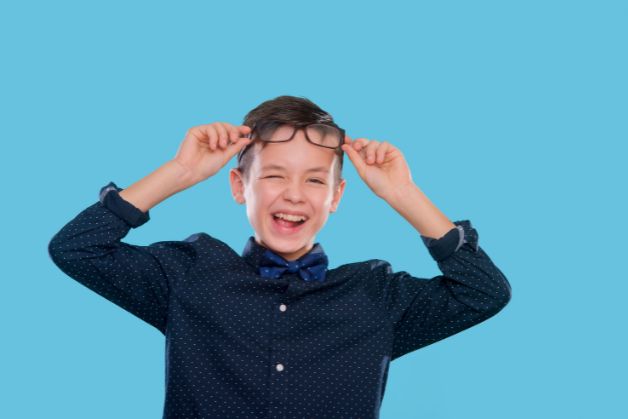 Cắt kính cận cho bé cần lưu ý điều gì?