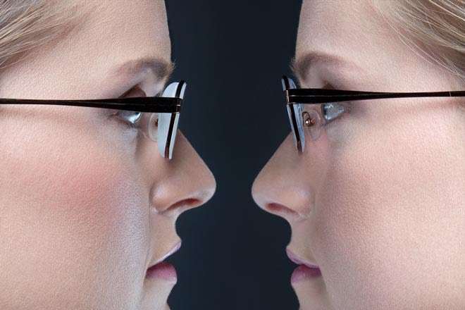 Tròng kính cận mỏng là một loại kính có độ chiết suất cao, giúp độ dày giảm đi so với tròng kính cận thông thường