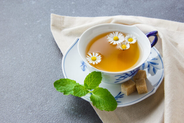 Mất ngủ ăn gì dùng ngay trà hoa cúc