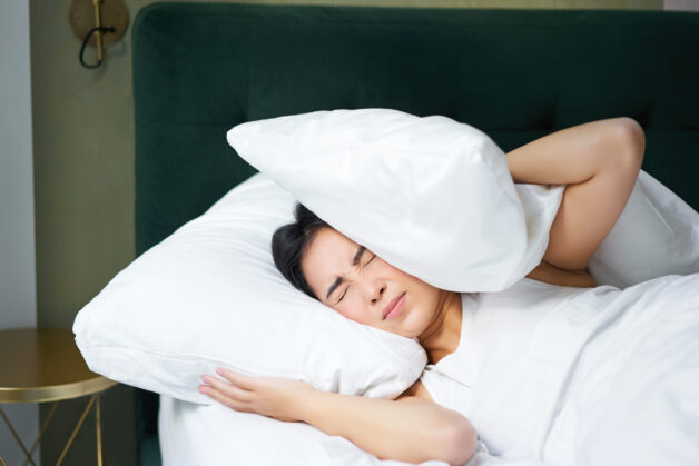 Mất ngủ có thể gây mệt mỏi, khó chịu ảnh hưởng đến hiệu suất làm việc