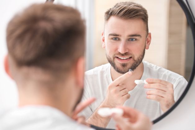kính viễn thị nam dạng áp tròng mềm là dòng kính được nhiều người lựa chọn