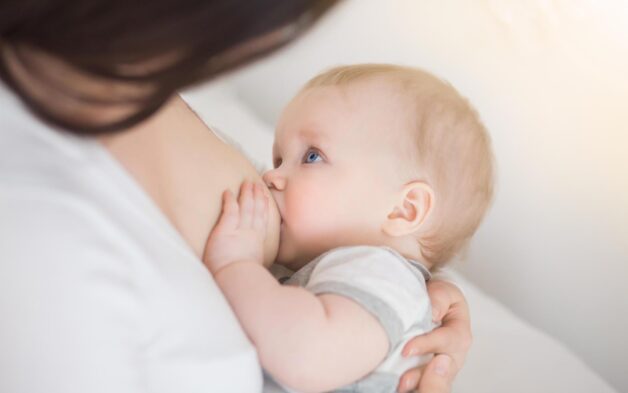 It hoặc không bú mẹ có thể là nguyên nhân dẫn đến việc trẻ bị suy dinh dưỡng.