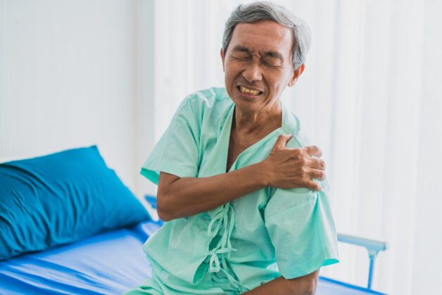 Người cao tuổi có nguy cơ thoái hóa khớp vai