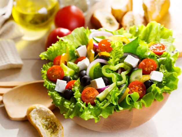 Gan nhiễm mỡ ăn gì - nên tăng cường ăn rau xanh. Rau xanh cải thiện tình trạng mỡ tích tụ quá nhiều trong gan, hỗ trợ giảm cân