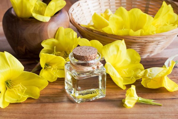 Uống tinh dầu hoa anh thảo đều đặn, đúng liều lượng để chữa kinh nguyệt không đều