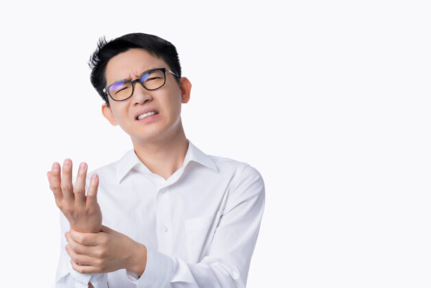 Biểu hiện tê, ngứa ran ở bàn tay, cổ tay.