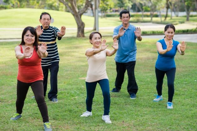Tập dưỡng sinh hoặc yoga giúp cải thiện bệnh mất ngủ ở người già 