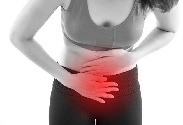 Đau bụng dưới là một trong các dấu hiệu của u xơ tử cung