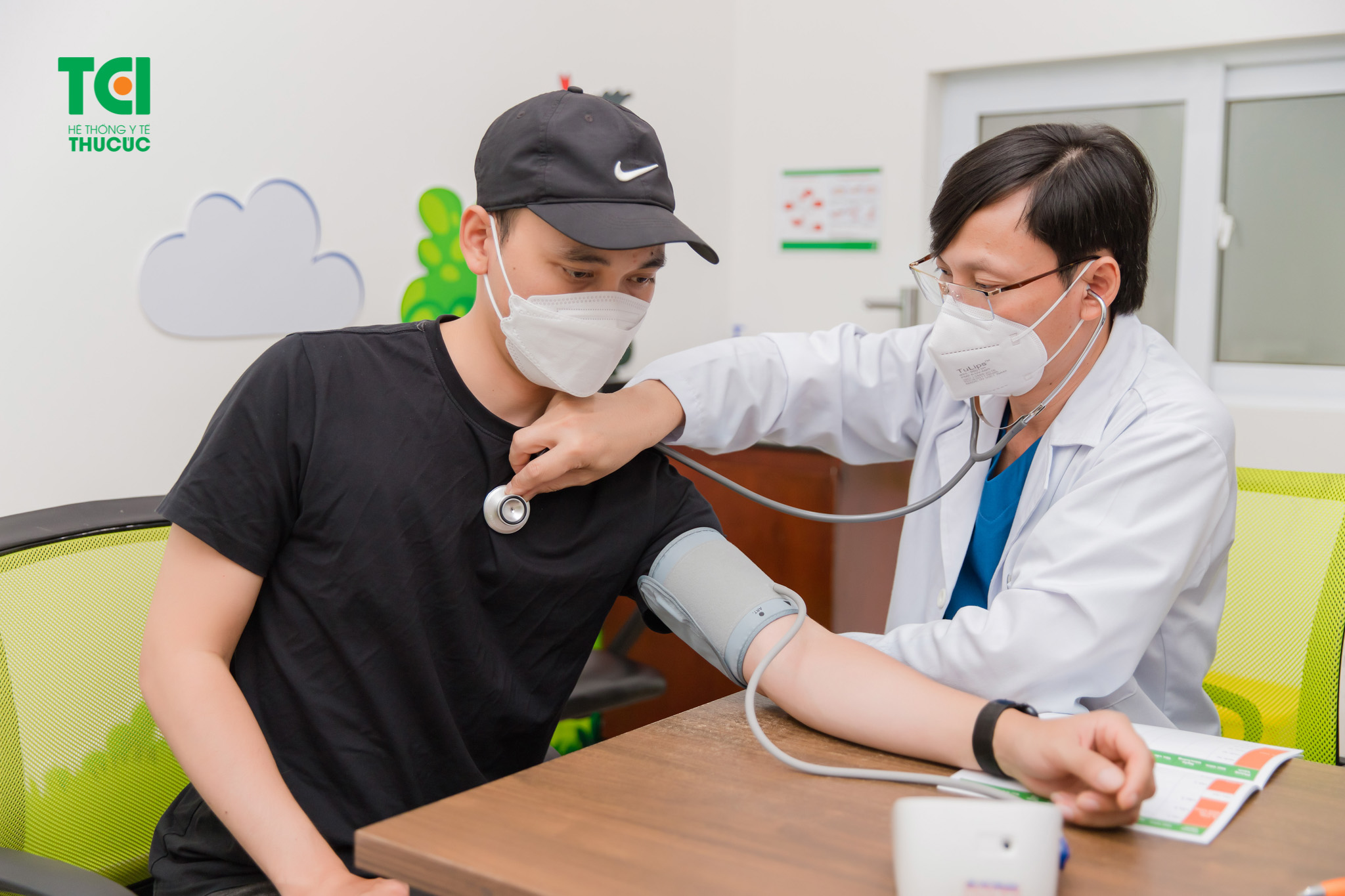 Bác sĩ Thu Cúc TCI khám sàng lọc trước tiêm